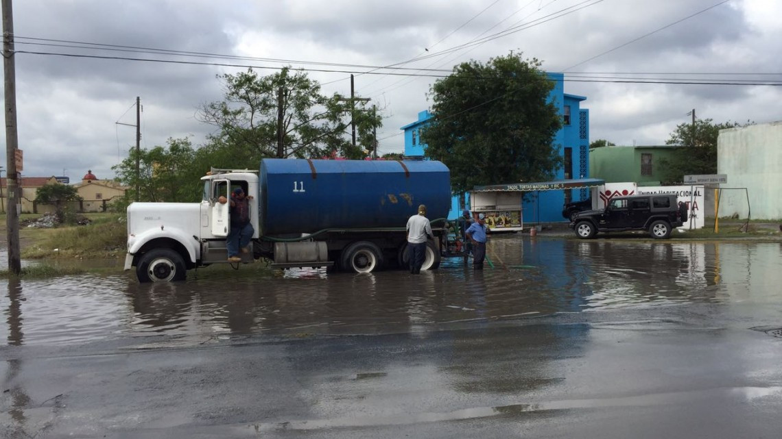Desaguan calles inundadas en Matamoros 