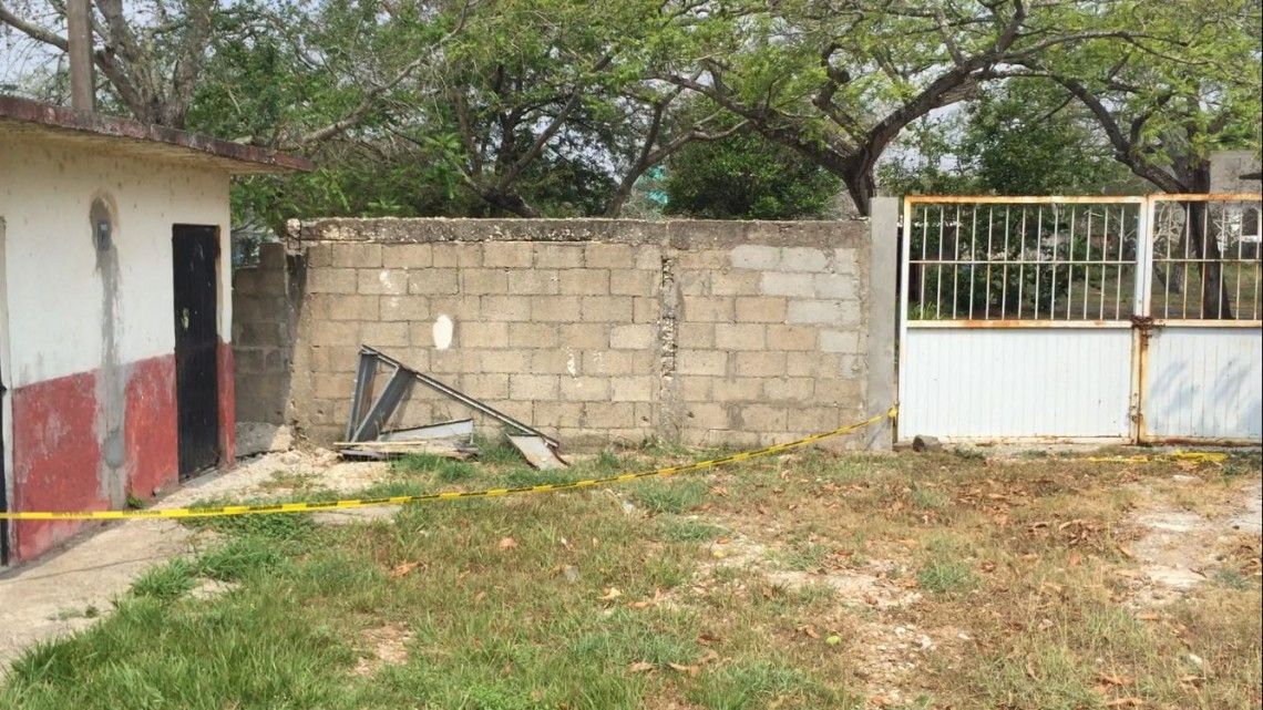 Barda sin cimientos en riesgo de caer sobre estudiantes