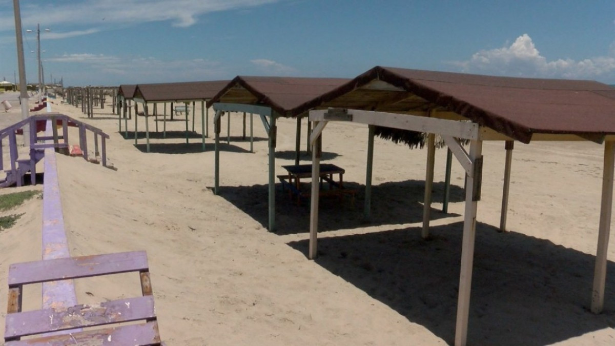 A pesar de ampliar horario de apertura de la playa, restricciones siguen afectando la actividad turística