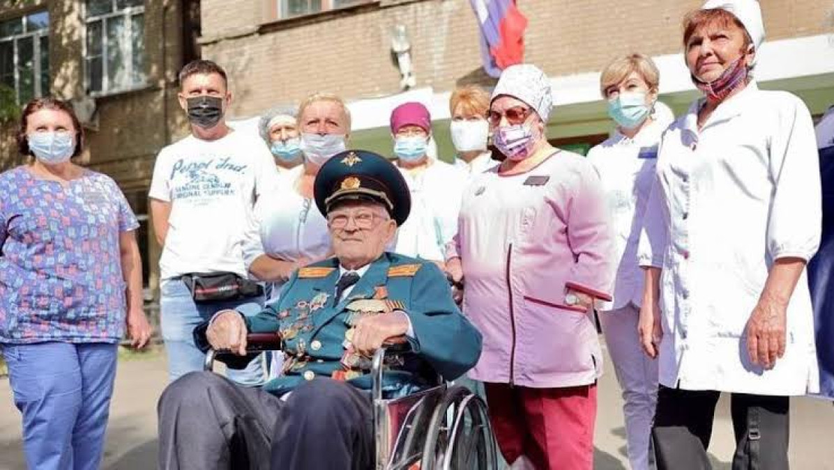 Abuelito ruso vence al Covid-19 a los 102 años de edad