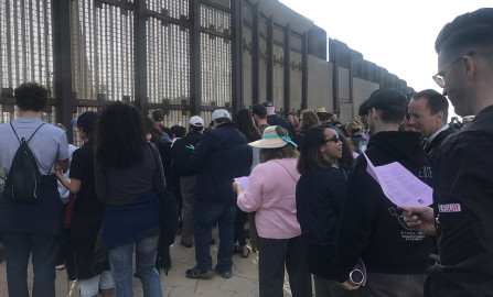 Realizan posada navideña en el muro fronterizo