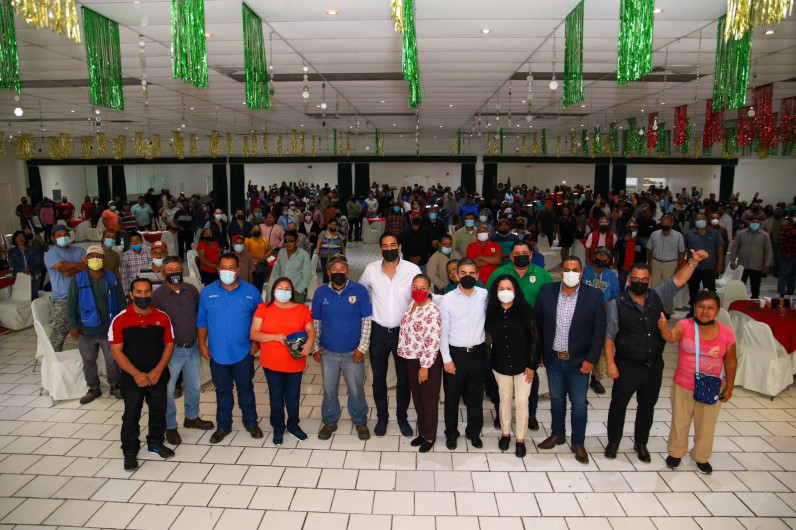 Celebra Carlos Peña Ortiz posada con el Sindicato de Mantenimiento 