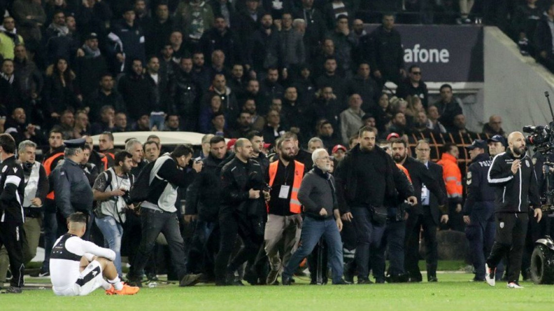 Presidente de club griego invade la cancha supuestamente armado