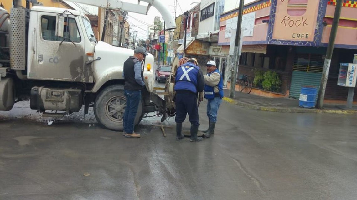 Comapa trabaja con equipo vactor