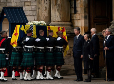 El féretro de Isabel II llega a Edimburgo 