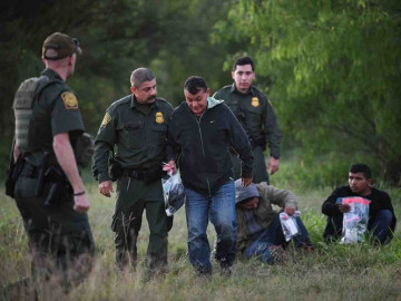 Cifras históricas en detenciones de familias migrantes en EU