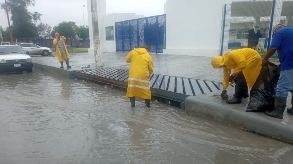 Cuadrillas municipales desazolvan alcantarillas pluviales 