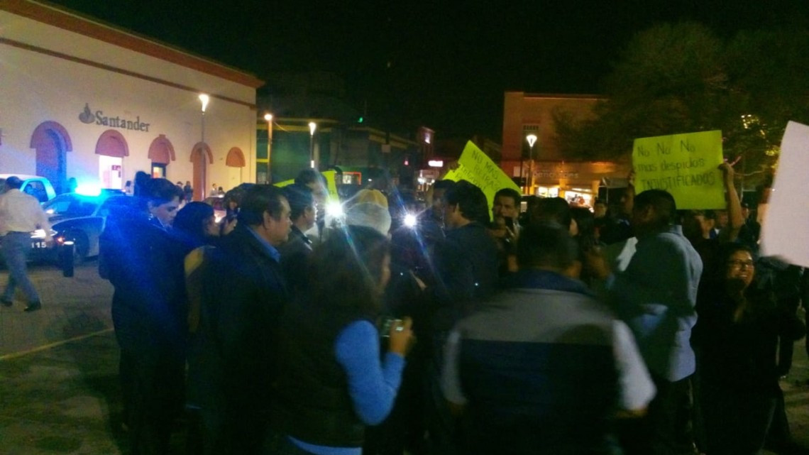 Ahora fueron empleados de la JAD quienes se manifestaron en la plaza