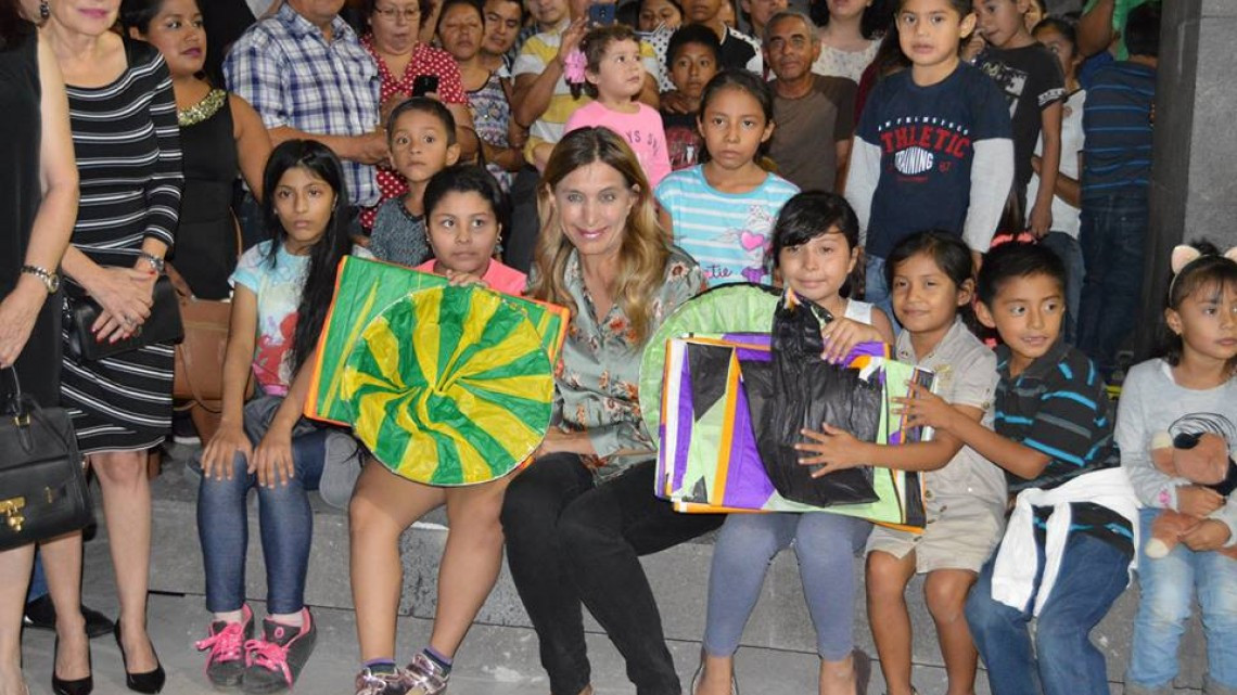 Realizan exposición de globos de cantoya gigantes