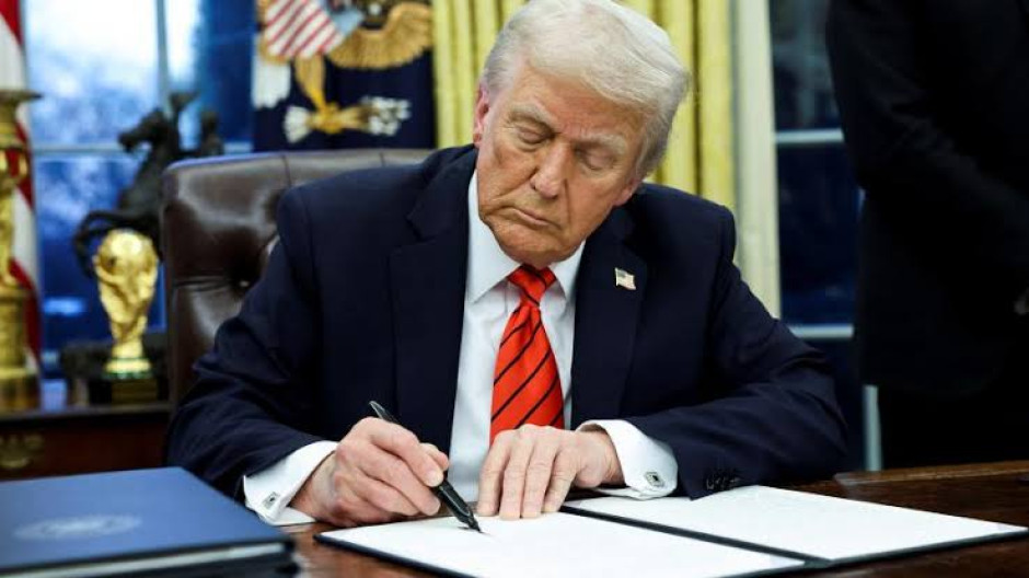 Trump firma decretos que imponen aranceles del 25% a todas las importaciones de acero y aluminio  