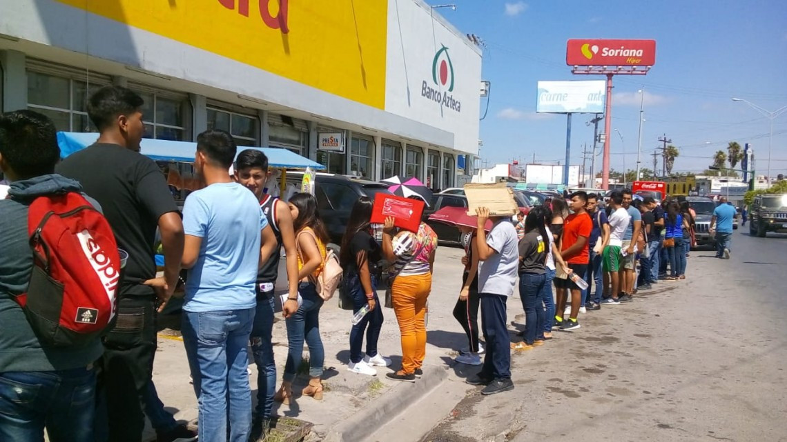 Bajo los rayos del sol y una sensación de 42 centígrados jóvenes esperan por su beca