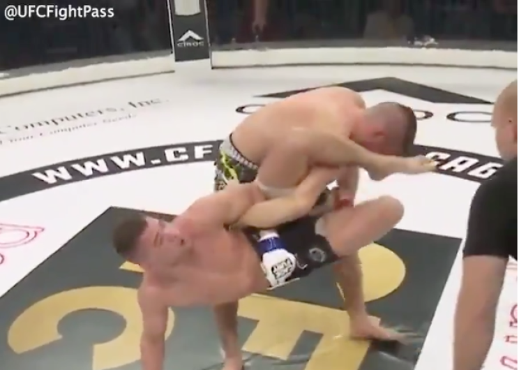 Pelador se rompe brazo y continúa peleando 