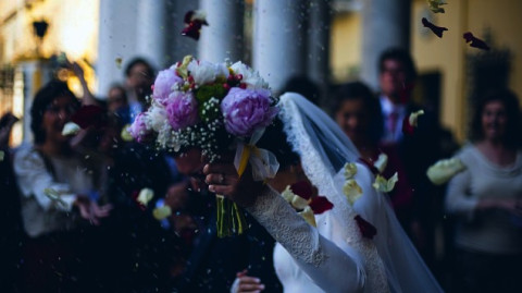 Abusa de la dama de honor de su prometida, ella se entera y no cancela boda