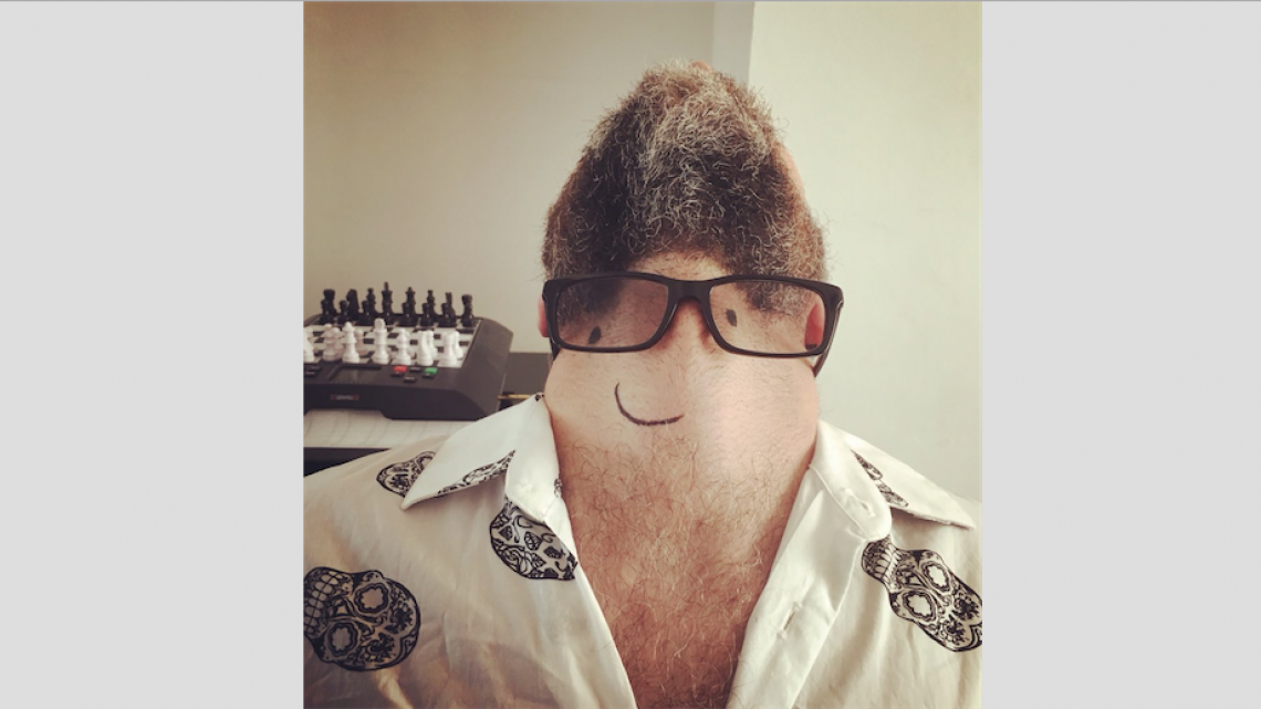 Perturbadoras imágenes de hombres barbudos mirando hacia arriba