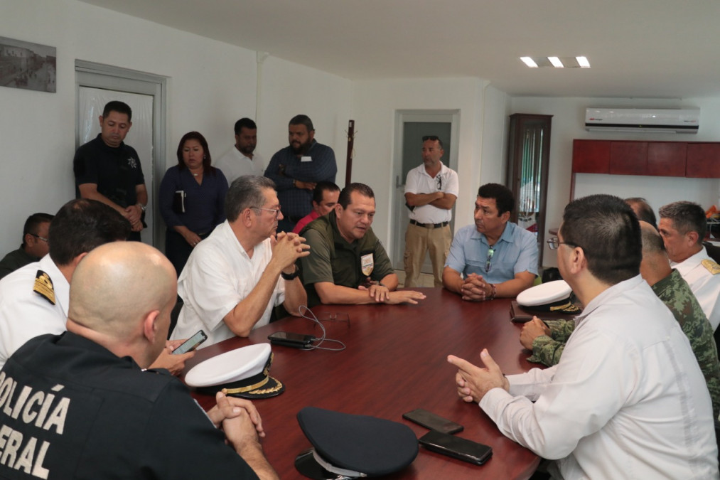 Migrantes desbloquean puente internacional "Puerta México"