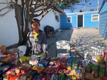 Niña migrante emprende pequeño negocio en albergue