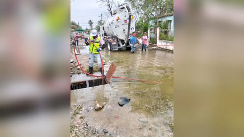 Trabaja COMAPA en retiro de sedimentos en colonias afectadas 