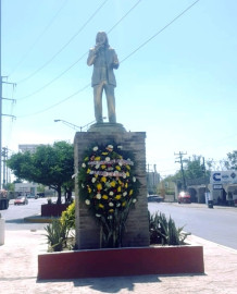 Colocan ofrenda floral en monumento de Rigo Tovar