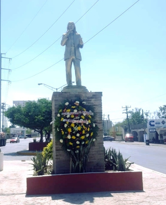 Colocan ofrenda floral en monumento de Rigo Tovar