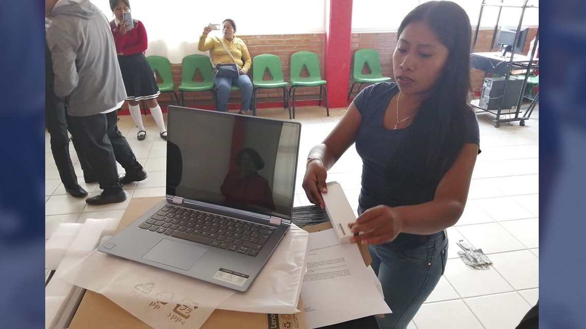 Yalitza Aparicio dona computadoras en Tlaxiaco
