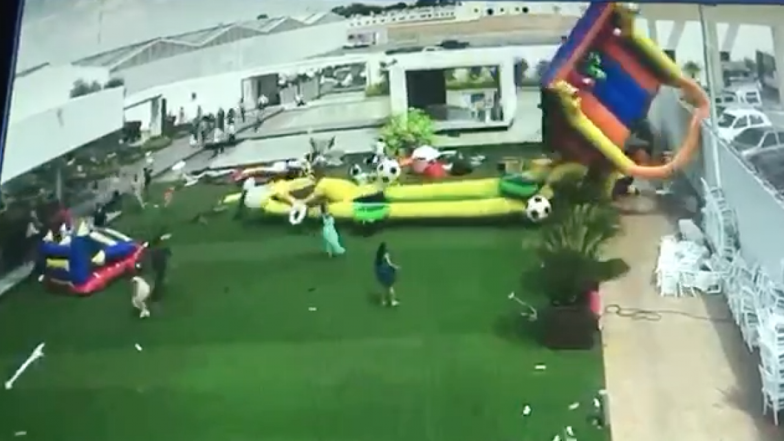 “Aironazo” desprende inflables, más de 5 niños lesionados   