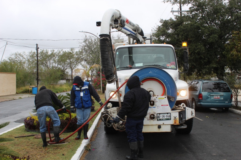 Previene COMAPA Reynosa anegaciones  con sondeo de red de drenaje en colonias