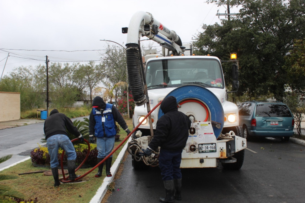 Previene COMAPA Reynosa anegaciones  con sondeo de red de drenaje en colonias