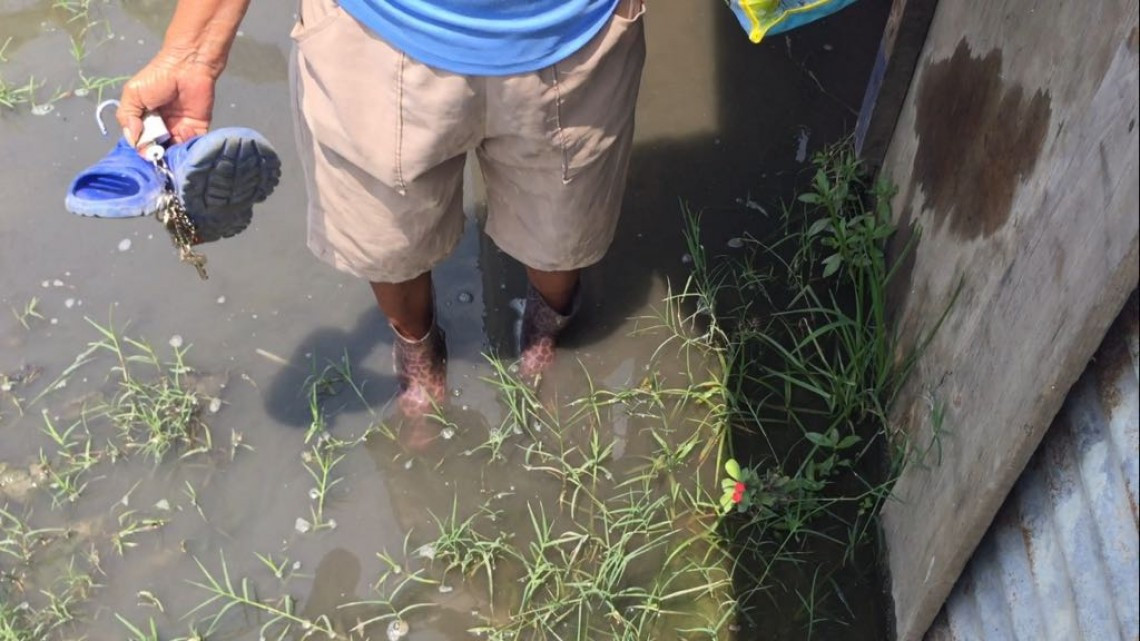 Mujer de la tercera edad vive inundada por aguas negras