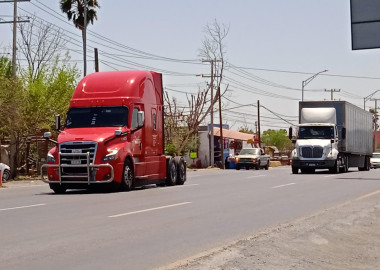 Transportistas resisten el aumento a combustibles 