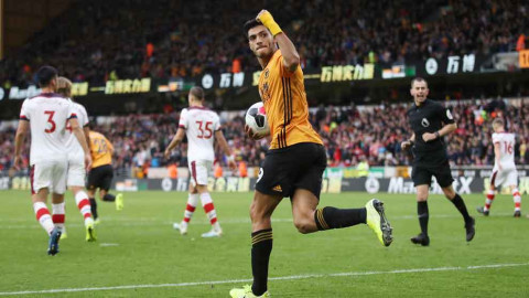 Raúl Jiménez al rescate de los Wolves