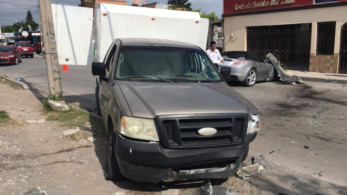 Acelerado joven destruye su auto deportivo