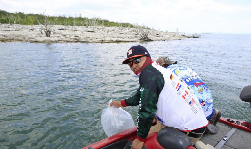 Gobierno de Tamaulipas, pescadores deportivos y comerciales llevan a cabo programa de repoblamiento de Lobina en la Presa Vicente Guerrero