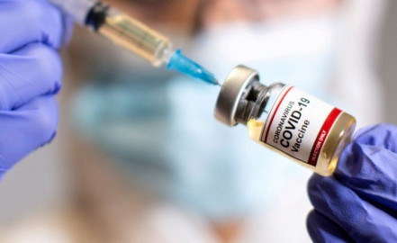 Con brazo falso, sujeto en Italia intenta vacunarse contra el coronavirus