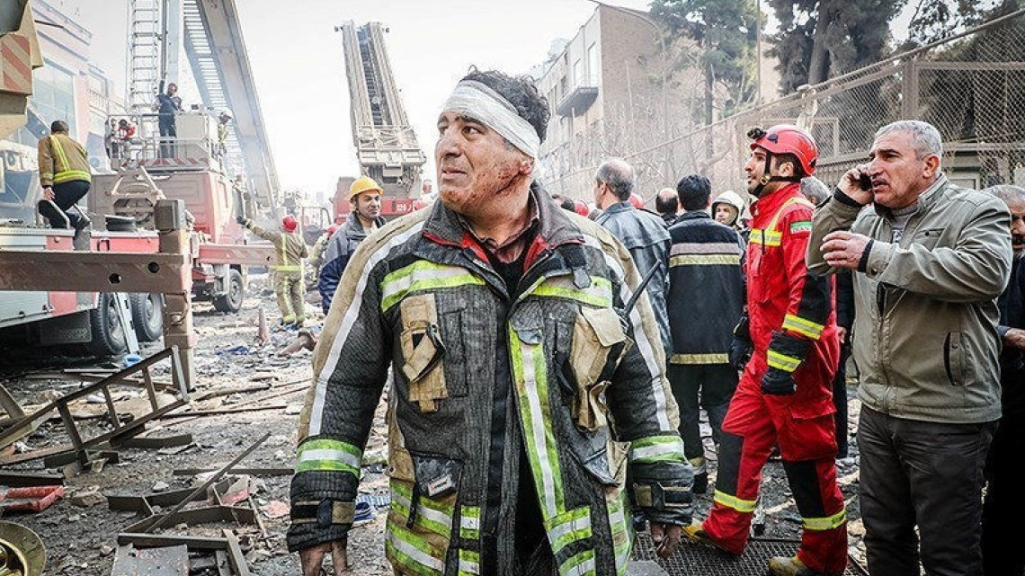 Se derrumba edificio de 17 pisos en Teherán tras un incendio