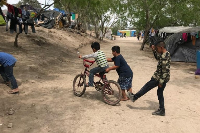 Voluntarios juntan fondos para patio de juegos en campamento de migrantes