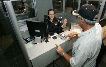 Piden a solicitantes de visa identidad en redes sociales