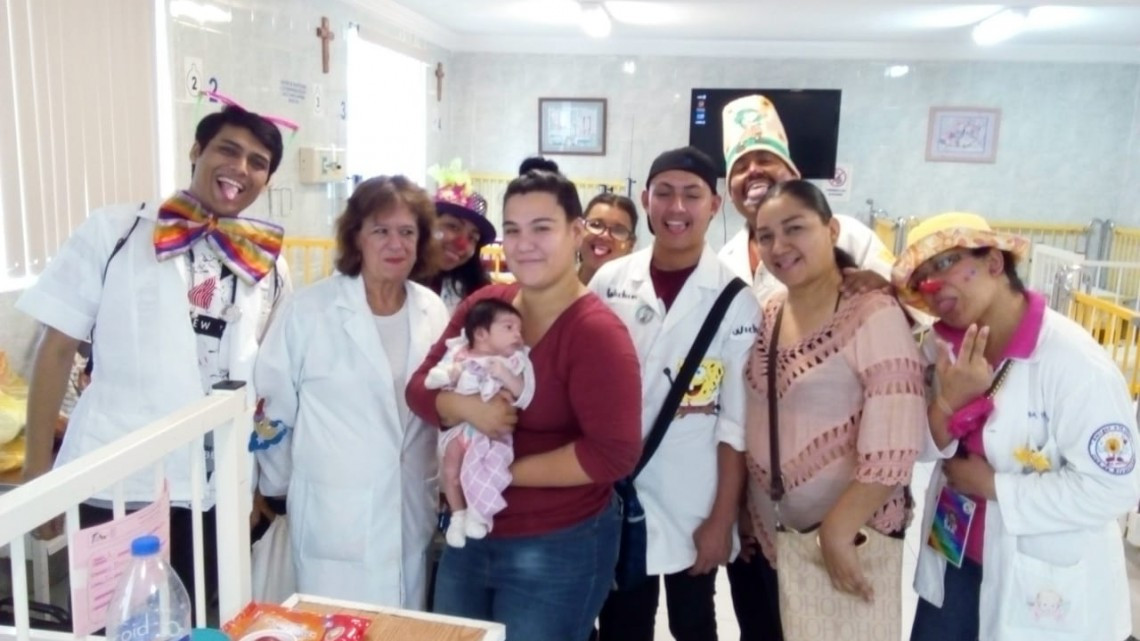 Llevan juguetes a niños enfermos