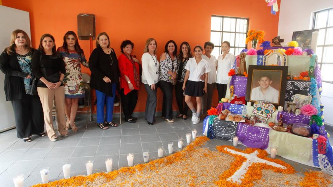 Pdta. del DIF realiza recorrido de altares