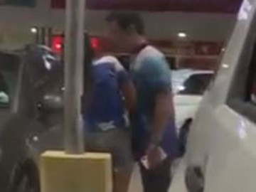 Así el espantoso momento en que joven golpea a su novia en plena calle