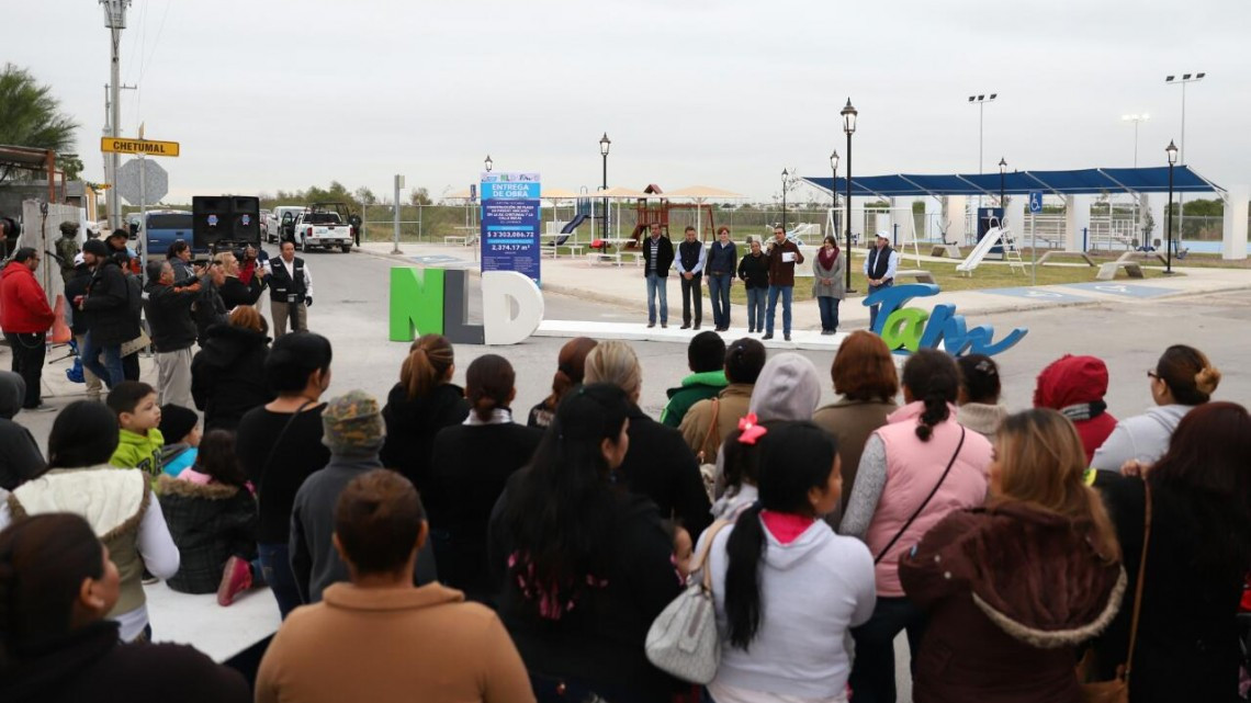 Entrega Alcalde plaza pública a colonos de Los Fresnos