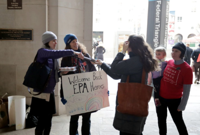 Empleados federales en EU regresan tras 35 días de cierre de gobierno