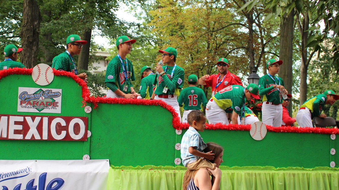 Equipos desfilan previo al arranque de la Serie Mundial LL
