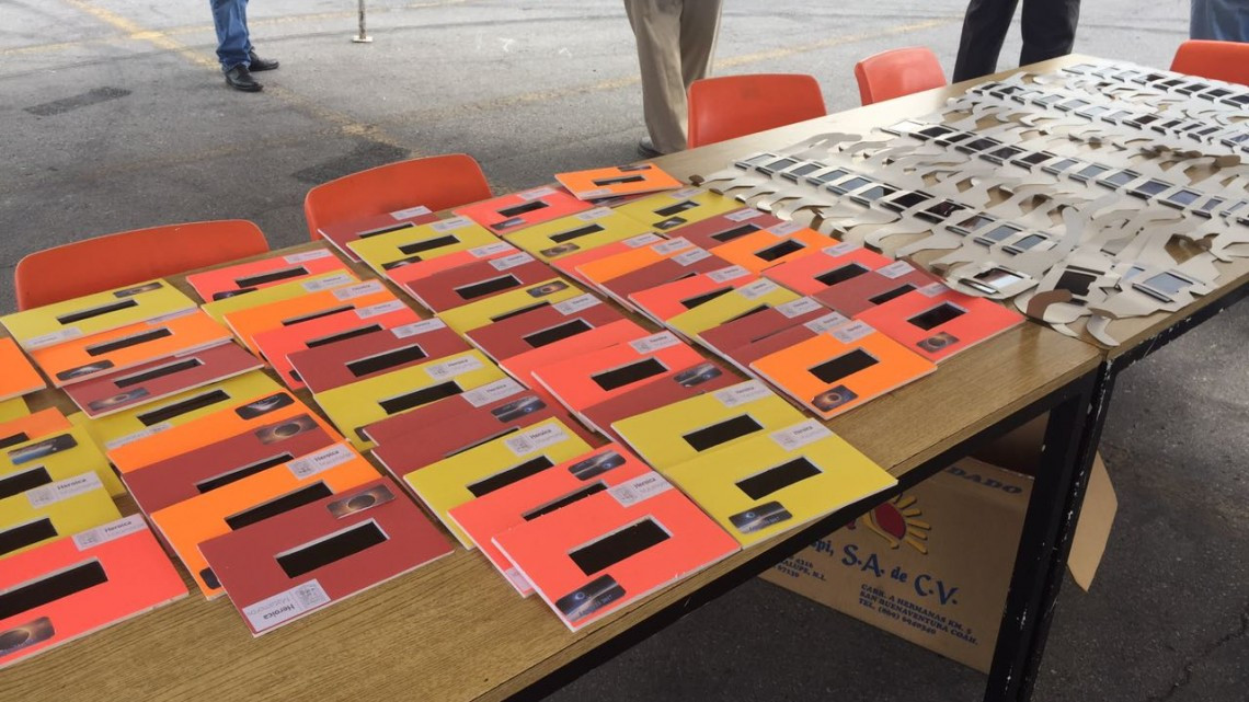 Alumnos de primaria disfrutan del eclipse solar