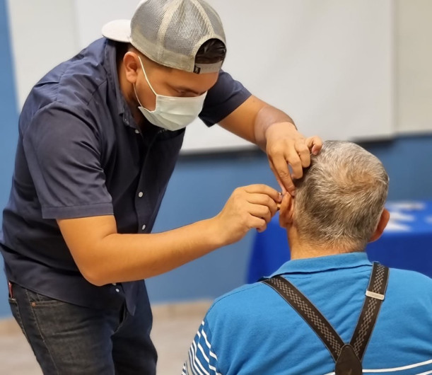 DIF Reynosa brinda atención permanente a beneficiados de aparatos auditivos