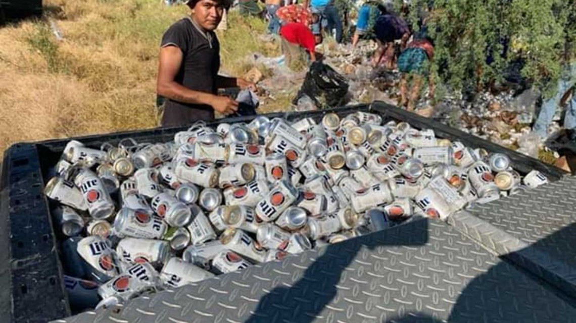 Pobladores roban cervezas de camión volcado en Nuevo Laredo