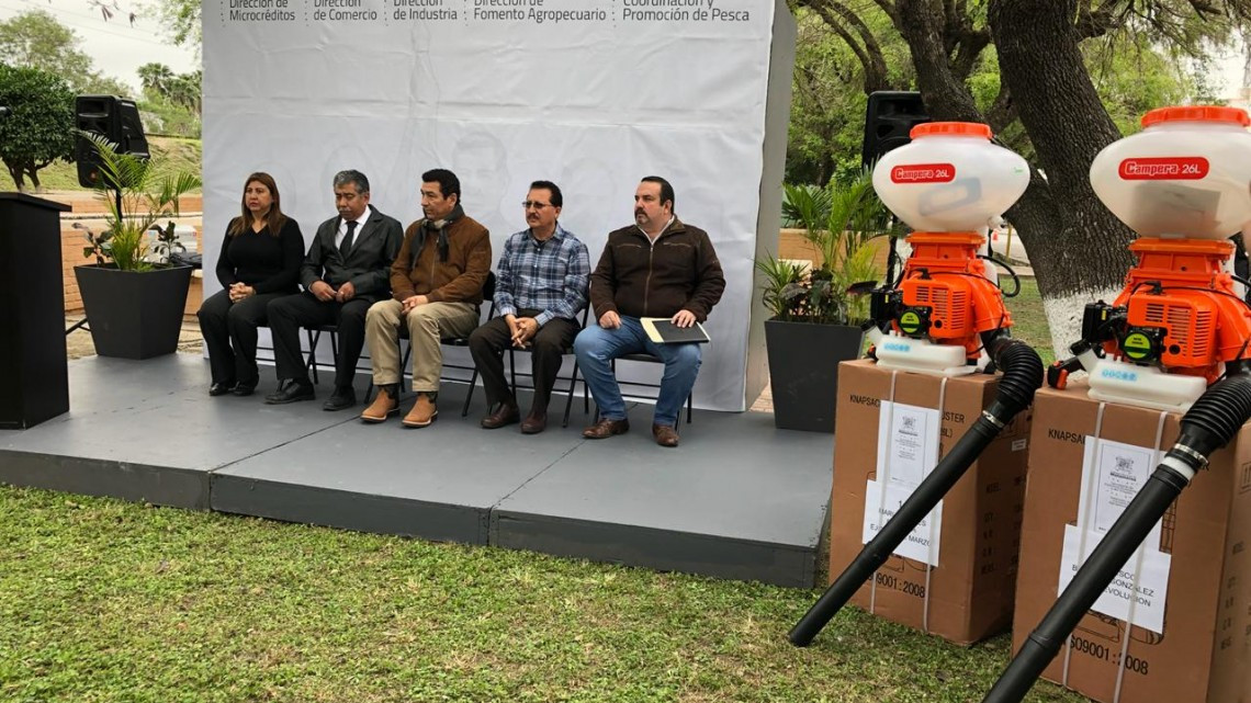 Entregan moto aspersoras a productores del campo
