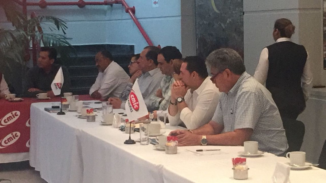 Erasmo González se compromete con constructores a erradicar la corrupción