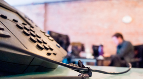 Personas de bajos recursos gastan más en telefonía