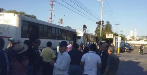 Transportistas realizan bloqueo en estación de Pemex en Morelos