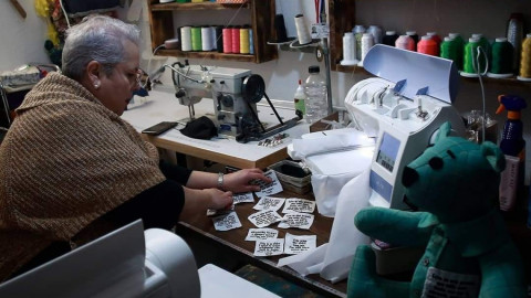 Costurera hace osos de peluches con ropa de fallecidos por COVID-19